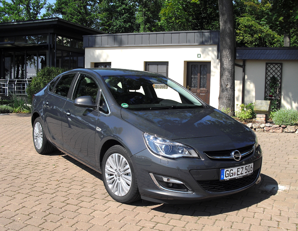 Opel hat Astra optisch und technisch aufgefrischt und führt neuen Viertürer ein
