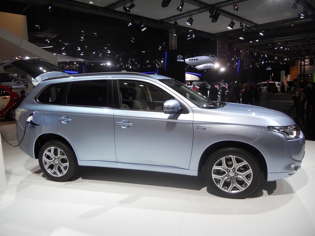 Paris 2012: Der Mitsubishi Outlander kann bald auch elektrisch