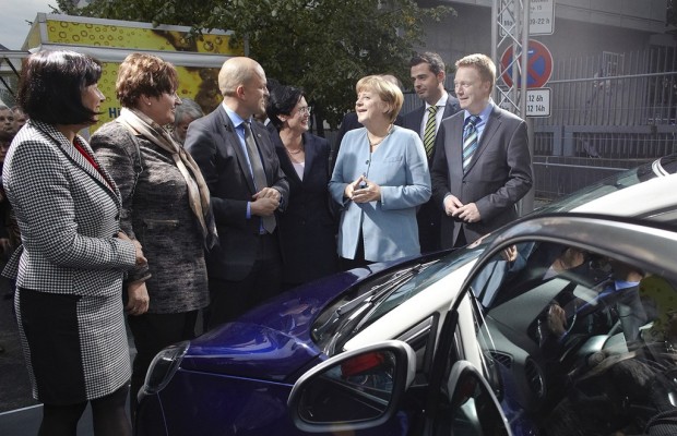Paris 2012: Merkel bei Vorab-Premiere des Opel Adam