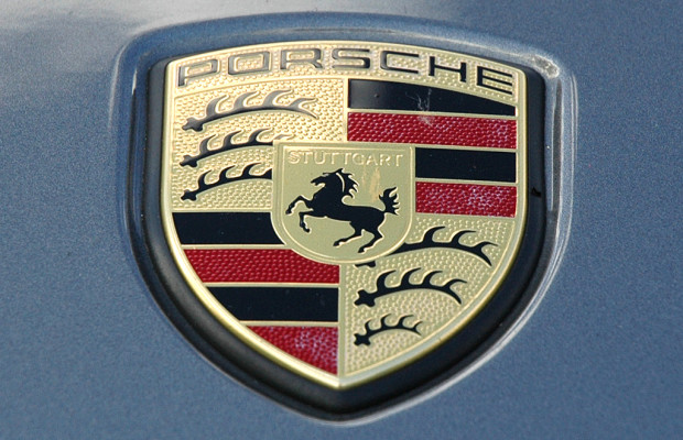Porsche Cayenne: Das Markenlogo sitzt vorn auf der Motorhaube.