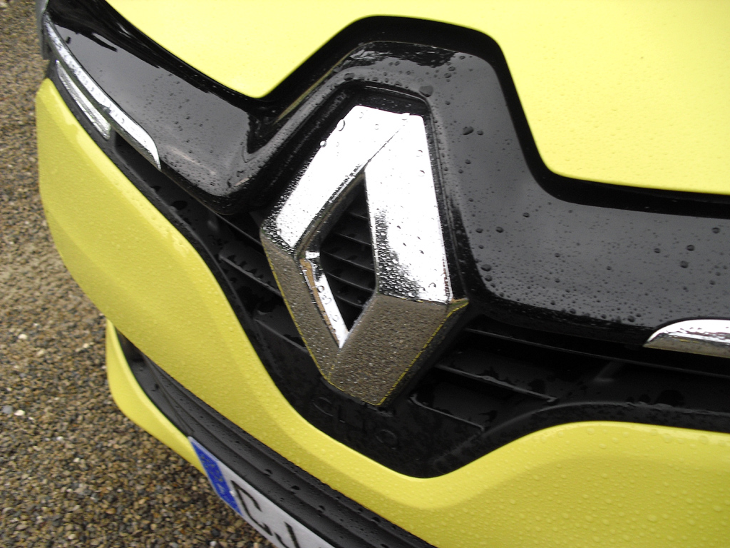 Renault Clio: ... mit dem viel markanteren Markenlogo, dem Rhombus. 