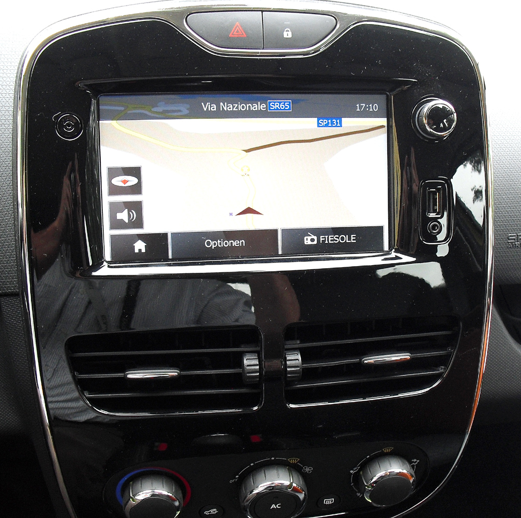 Renault Clio: Blick auf die Media/Navigation-Einheit. 