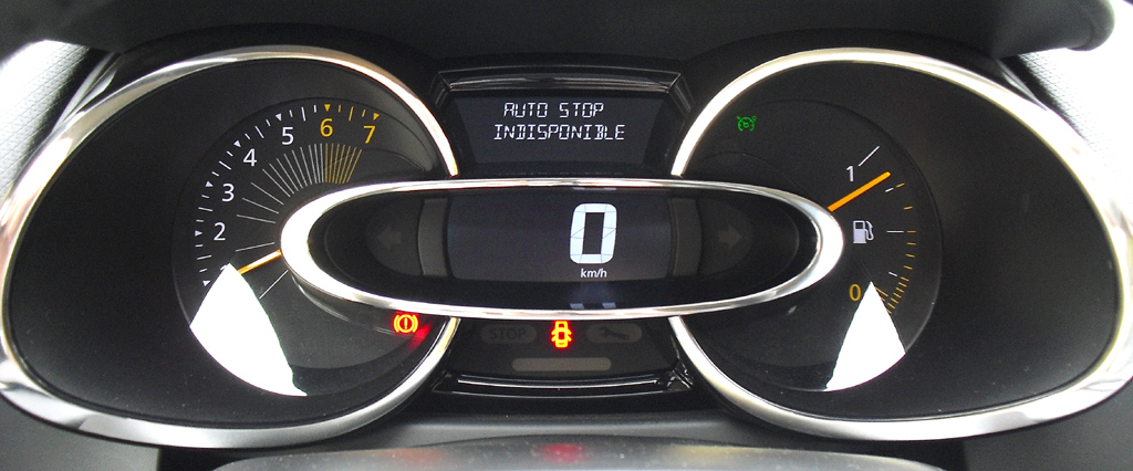 Renault Clio: Blick durch den Lenkradkranz auf die Rundinstrumentierung. 