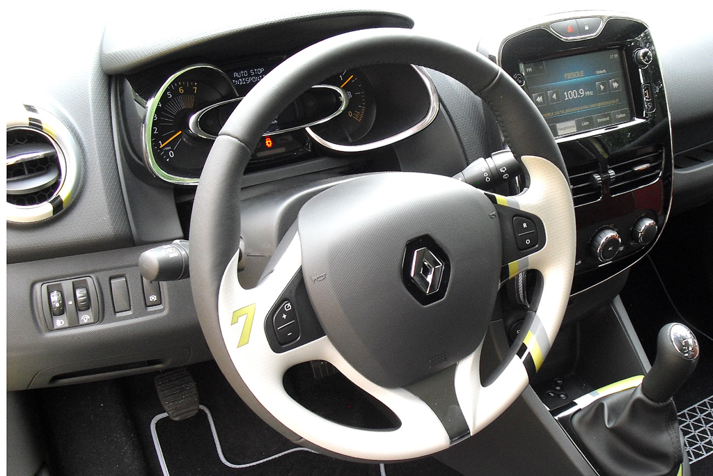 Renault Clio: Blick ins recht übersichtlich gestaltete Cockpit. 