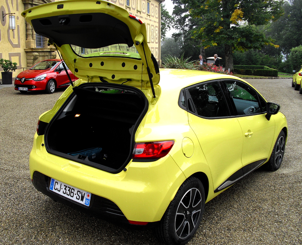 Renault Clio: Ins Gepäckabteil passen 300 bis 1146 Liter hinein. 