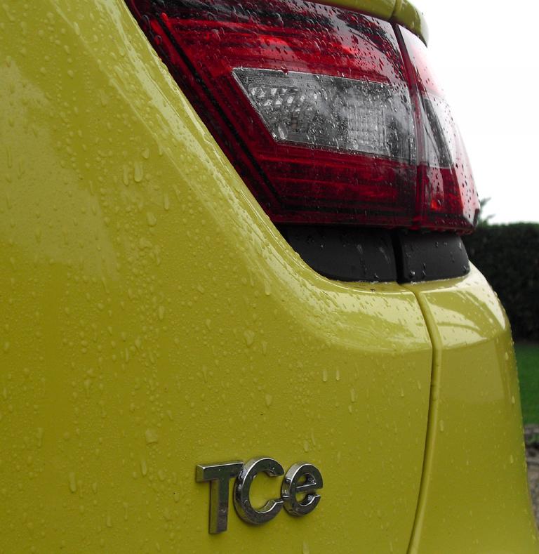 Renault Clio: Moderne Leuchteinheit hinten mit Motorisierungsschriftzug. 