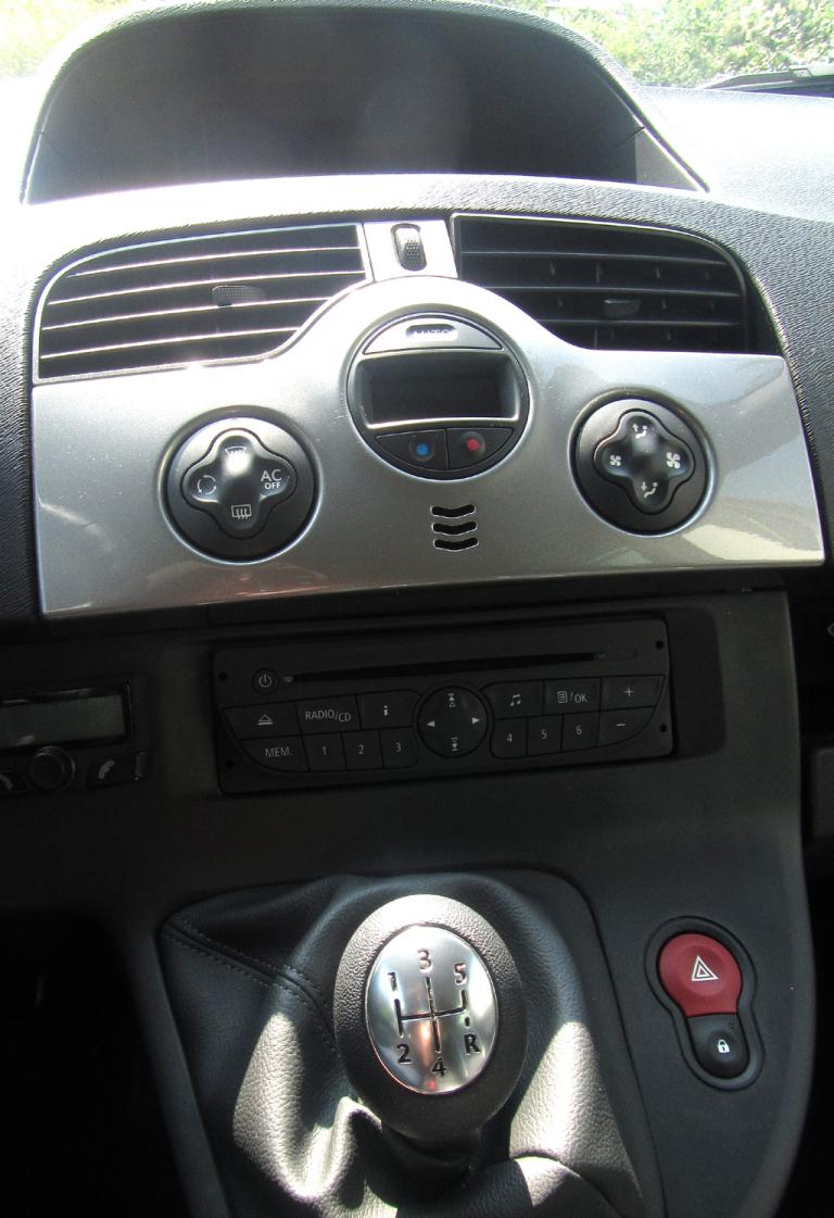 Renault Kangoo: Blick auf den mittleren Armaturenträger. 