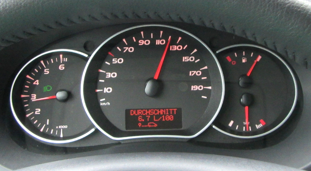 Renault Kangoo: Blick durch den Lenkradkranz auf die Rundinstrumentierung. 