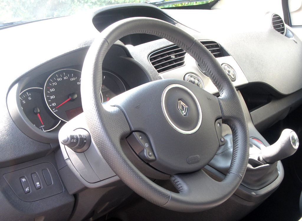 Renault Kangoo: Blick ins recht übersichtlich gestaltete Cockpit. 