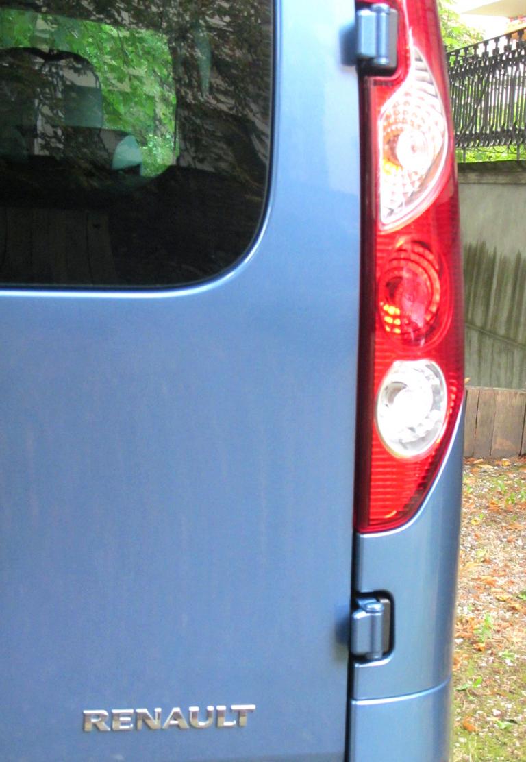 Renault Kangoo: Vertikal ausgerichtete Leuchteinheit hinten mit Markenschriftzug. 