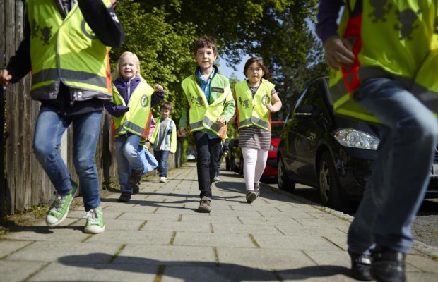 Sehen und Gesehen werden: Größere Sicherheit für den Weg zur Schule