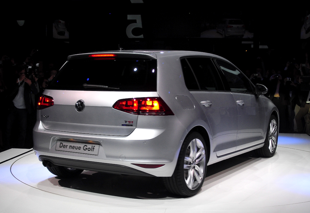 VW Golf: Heck-/Seitenansicht auf der Beifahrerseite. 