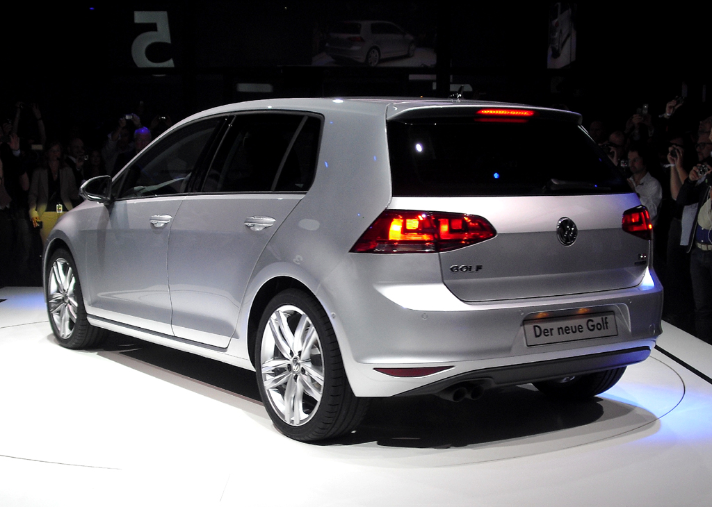 VW Golf: Heck-/Seitenansicht auf der Fahrerseite. 