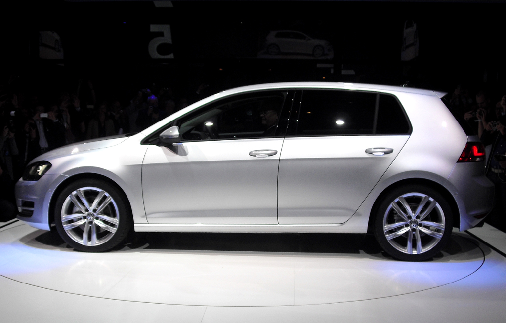 VW Golf: Schon von der Seite aus sieht die Neuauflage viel dynamischer aus. 