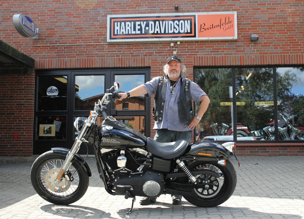 Überraschter Gewinner einer Harley-Davidson