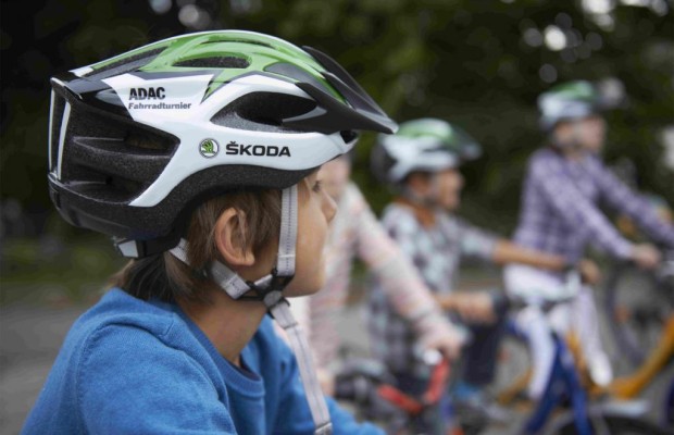 ADAC-Verkehrserziehung: Skoda sponsert Fahrradhelme