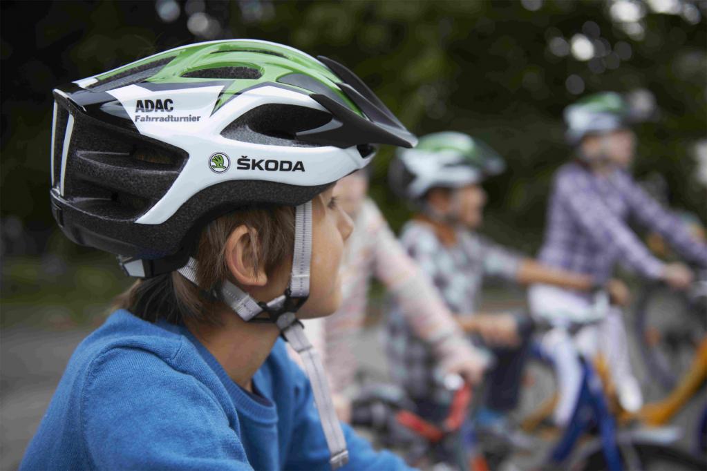 ADAC-Verkehrserziehung: Skoda sponsert Fahrradhelme