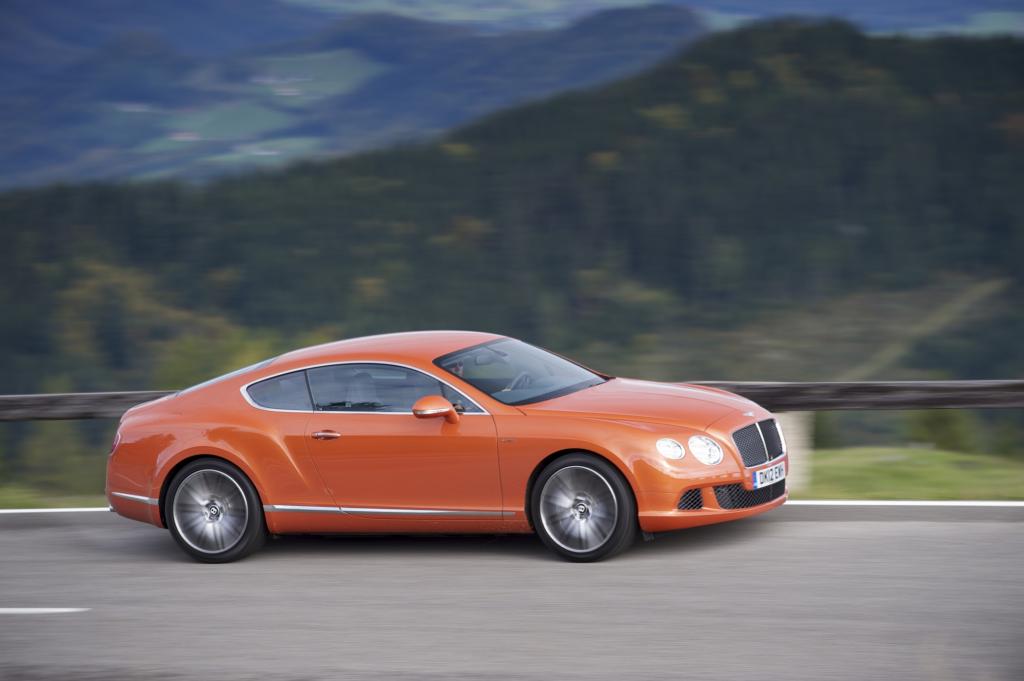 Als würden seine imposanten 2,3 Tonnen vom Fahrtwind  weggeblasen, schnellt der Bentley in 4,2 Sekunden von 0 auf 100