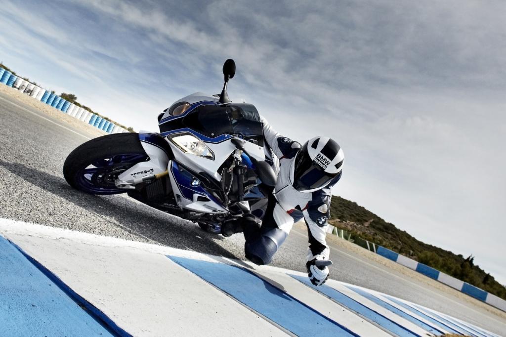 BMW verlangt für seinen Supersportler HP4 mindestens 20.500 Euro, mit Competition-Paket 23.700 Euro