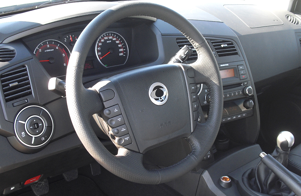 Blick ins gegenüber dem Vorgänger wertigere Cockpit. 