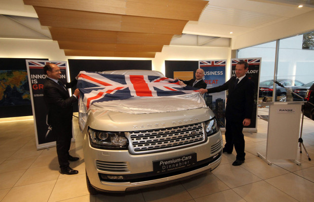 Britischer Außenminister enthüllt Range Rover in Berlin