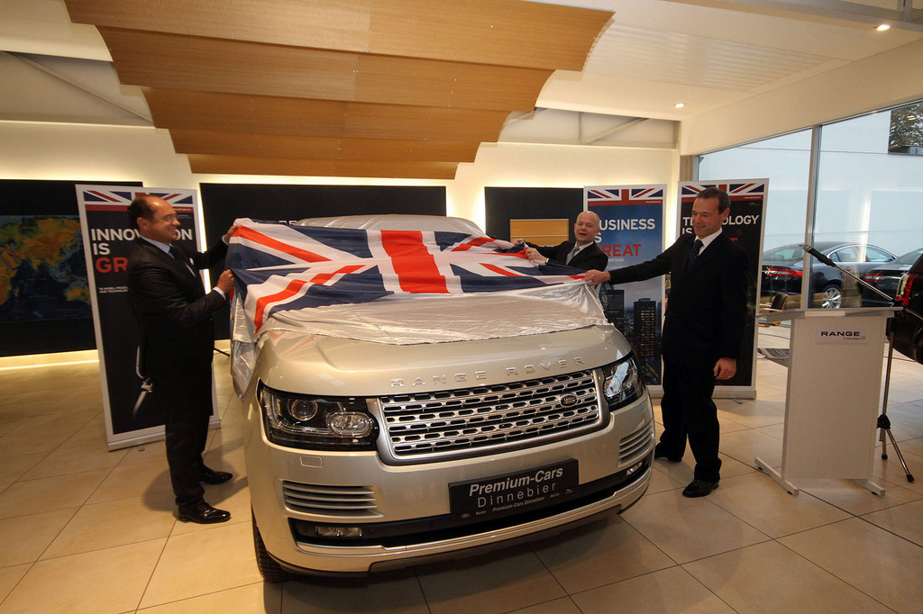 Britischer Außenminister enthüllt Range Rover in Berlin