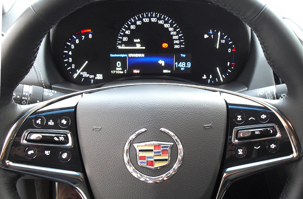 Cadillac ATS: Blick durch den Lenkradkranz auf die Rundinstrumentierung. 