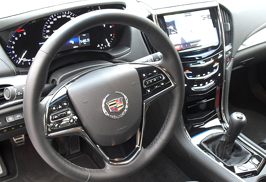 Cadillac ATS: Blick ins Cockpit, wo man sich an die Bedienung erst gewöhnen muss. 