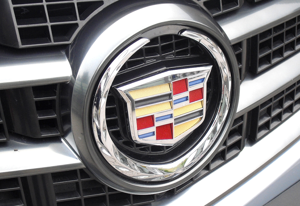 Cadillac ATS: Das Markenlogo sitzt vorn mittig im Kühlergrill. 