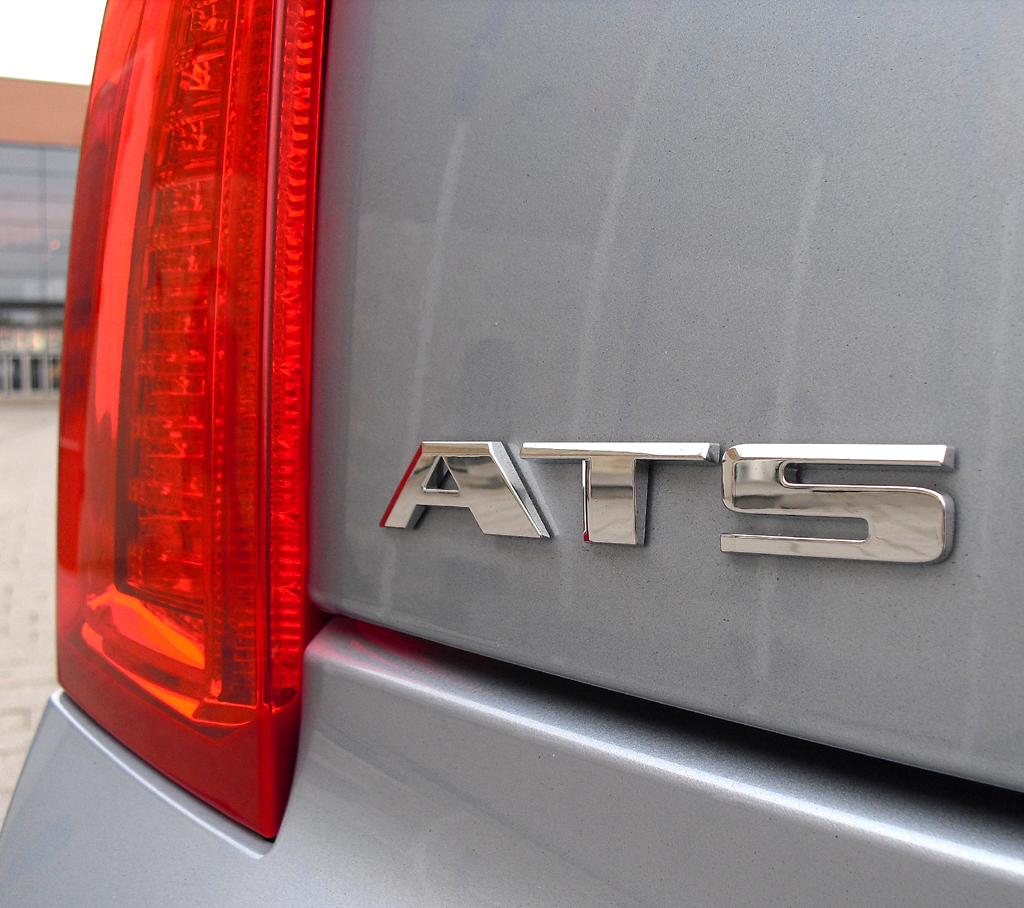 Cadillac ATS: Der Modellschriftzug am Heck sitzt gleich neben der Leuchteinheit. 