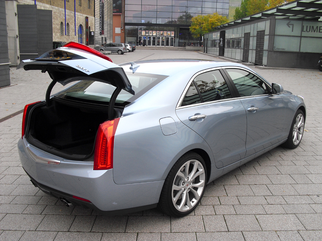 Cadillac ATS: Ins erweiterbare Gepäckabteil passen zunächst nur 381 Liter hinein. 