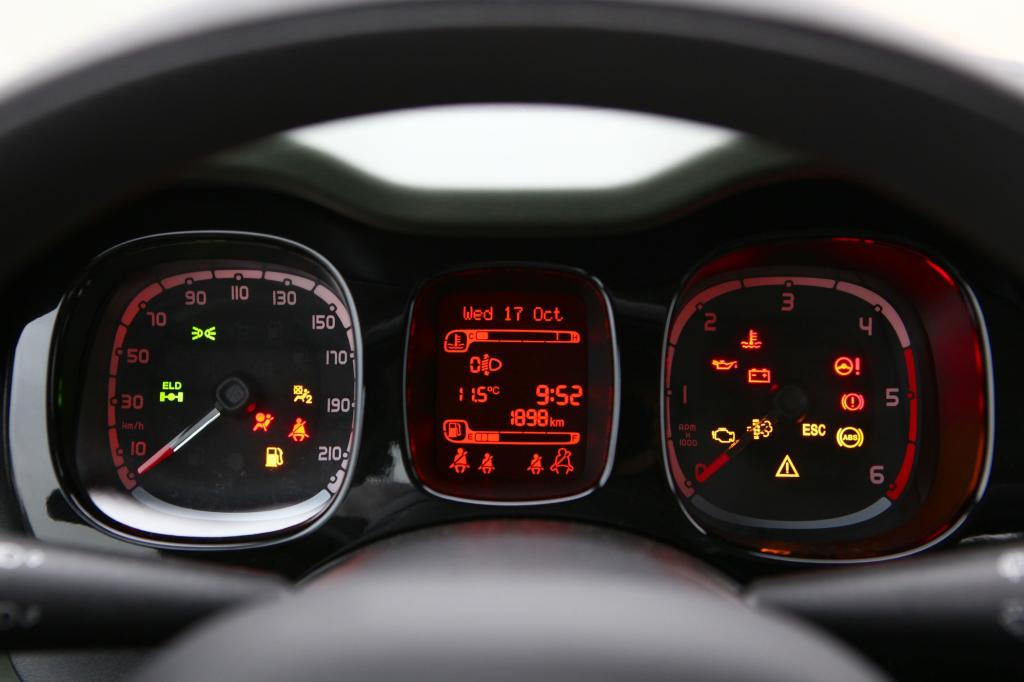 Das Cockpit entspricht dem der frontgetriebenen Variante