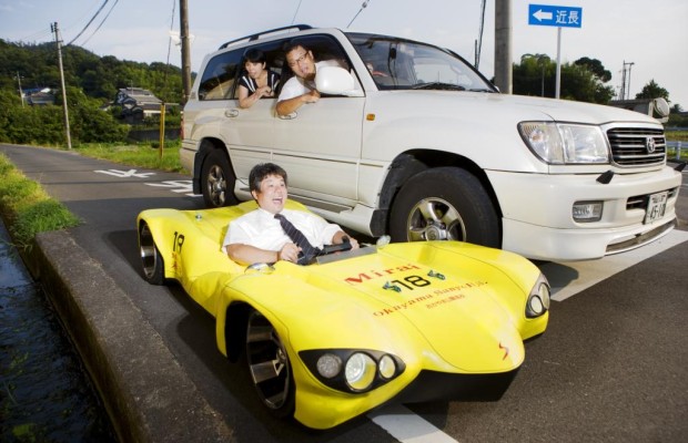 Das flachste Auto der Welt - Auf Kniehöhe