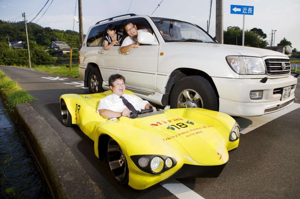Das flachste Auto der Welt - Auf Kniehöhe