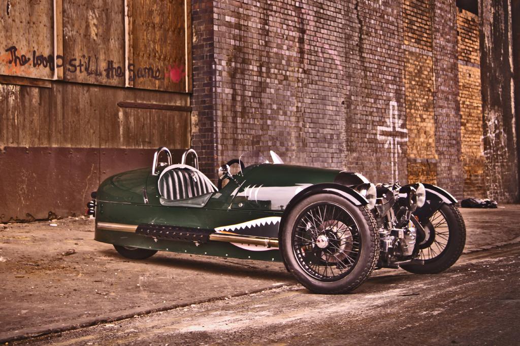 Der Threewheeler schafft in 6 Sekunden von 0 auf 100 und fährt in der Theorie sogar knapp 200 Sachen