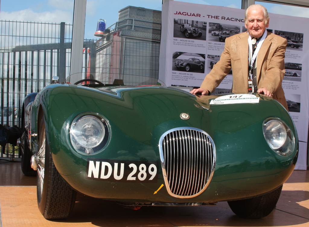 Der alte Mann und ein Jaguar von einst: Norman Dewis neben einem C-Type, Baujahr 1953.