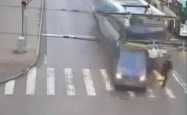Die schrägsten Autounfälle wo gibt - Bild: Youtube