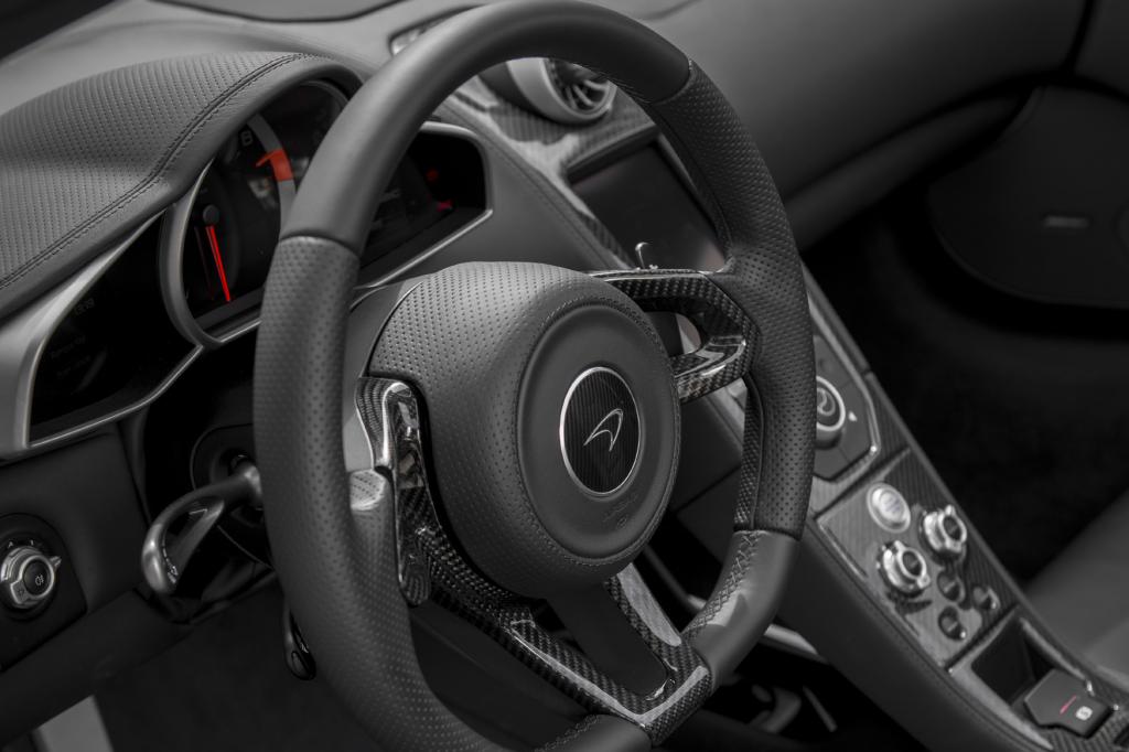 Eng und sportlich ist das Cockpit geschnitten