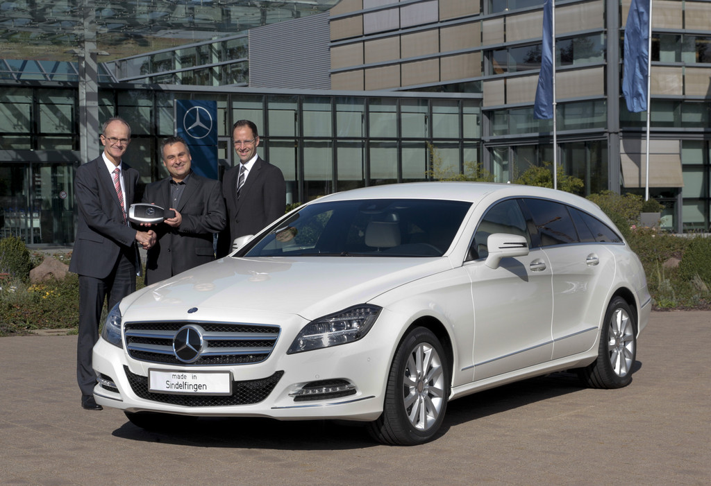 Erster Kunde holt CLS Shooting Brake ab