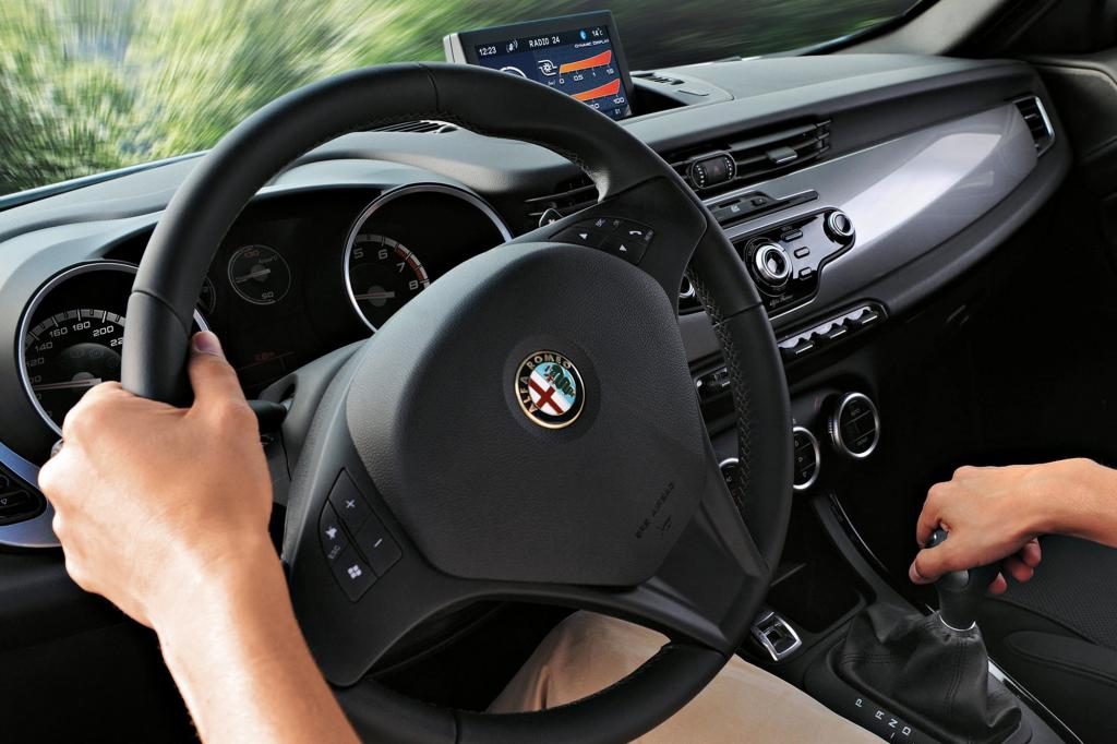 Für ein Fahrzeug mit Premium-Anspruch in der Kompaktklasse könnten die Materialien etwas weniger frugal sein