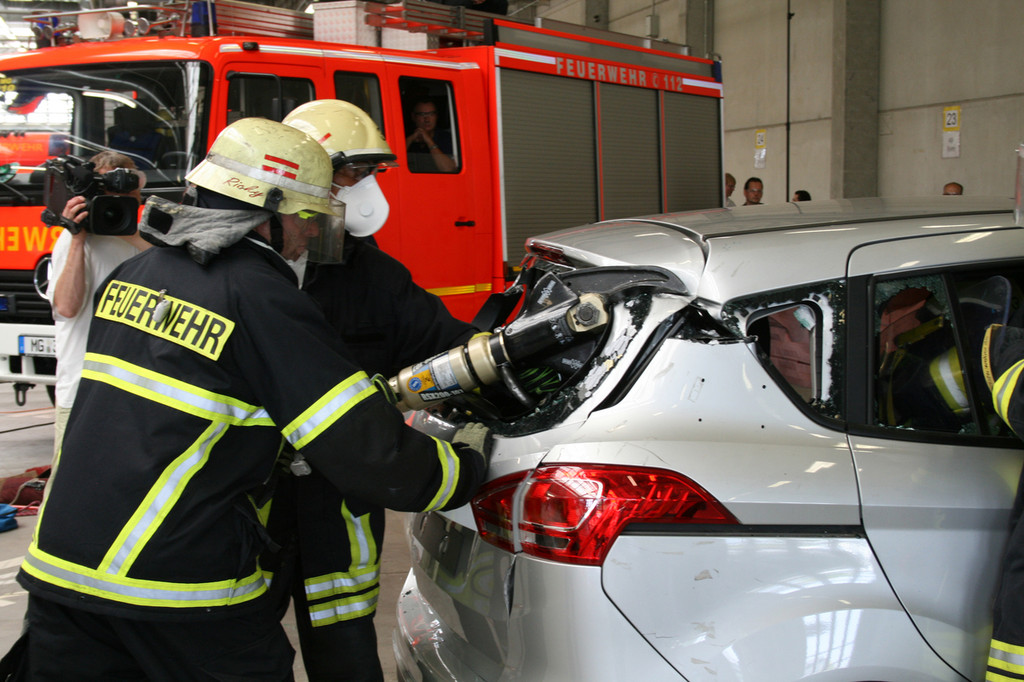 Feuerwehr übt am Ford B-Max das Schneiden von hochfesten Stählen