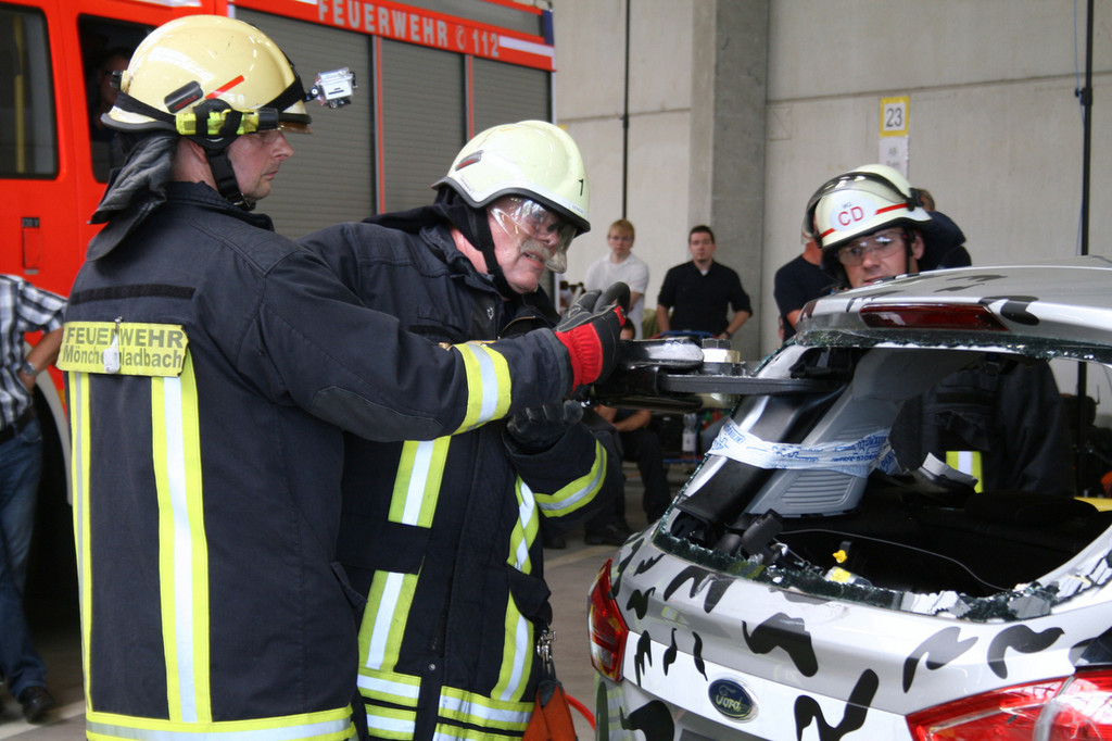 Feuerwehr übt am Ford B-Max das Schneiden von hochfesten Stählen