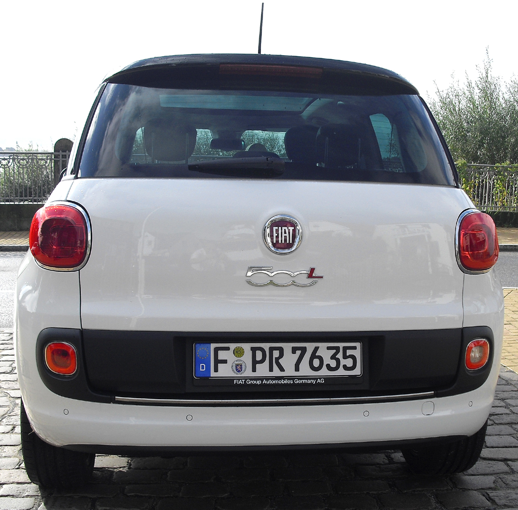 Fiat 500L: Blick auf die Heckpartie mit der großen Kofferraumklappe. 