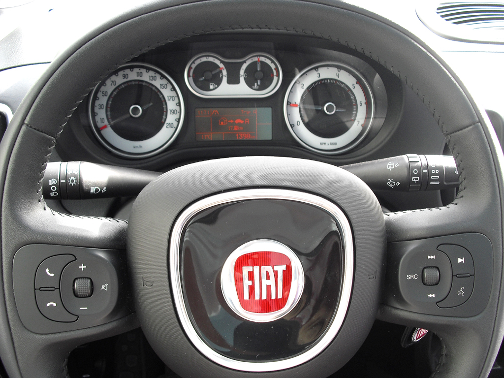 Fiat 500L: Blick durch den Lenkradkranz auf die Rundinstrumentierung. 