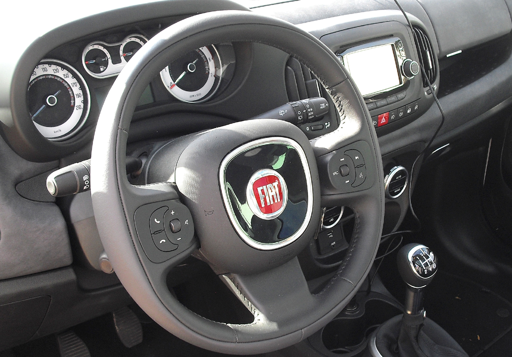 Fiat 500L: Blick ins recht übersichtlich gestaltete Cockpit. 