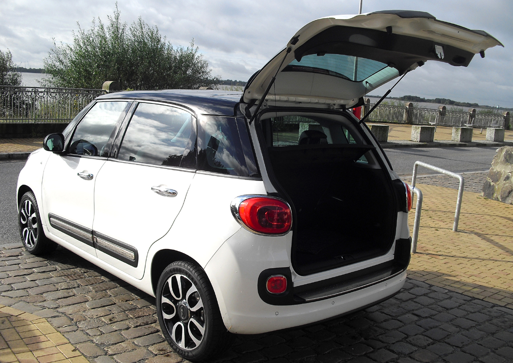 Fiat 500L: Ins Gepäckabteil passen 400 bis 1310 Liter hinein. 
