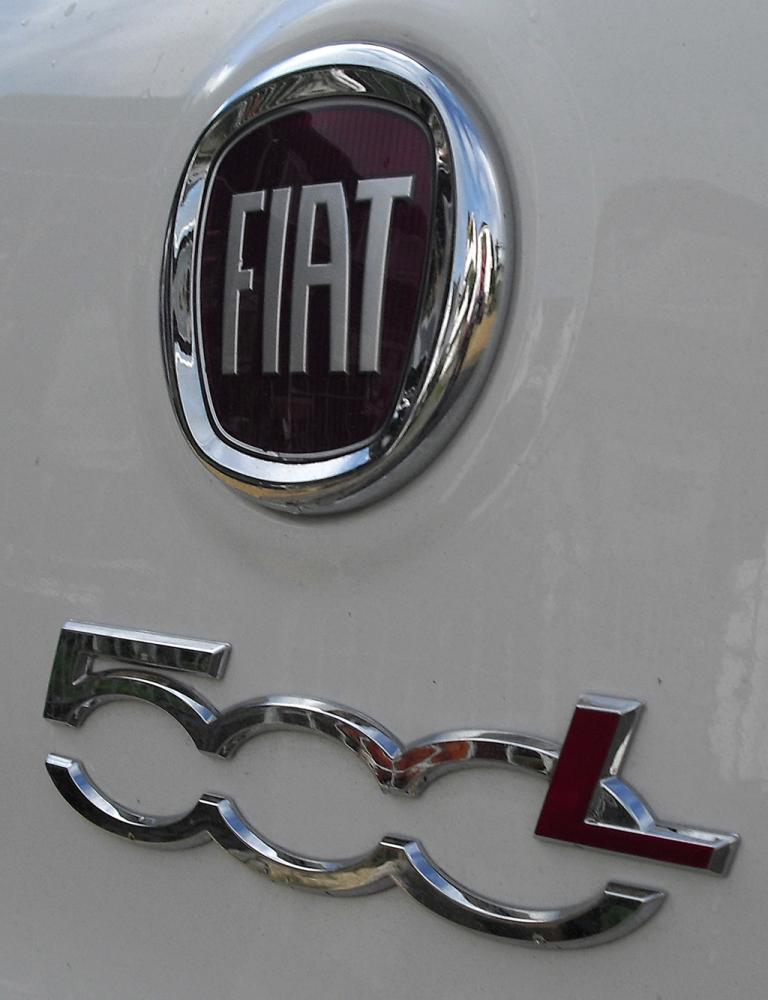 Fiat 500L: Markenlogo und Modellschriftzug am Heck. 