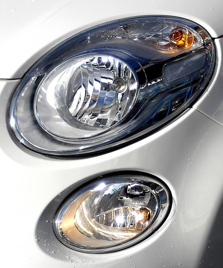 Fiat 500L: Moderne Rundleuchten-Einheiten vorn. 