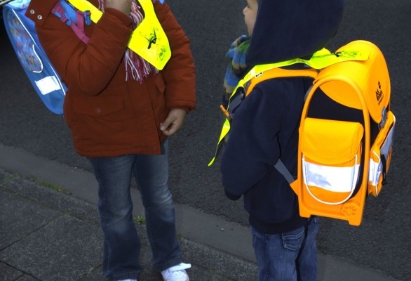 Helle Kleidung und Reflektroen erhöhen die Sicherheit von Kindern