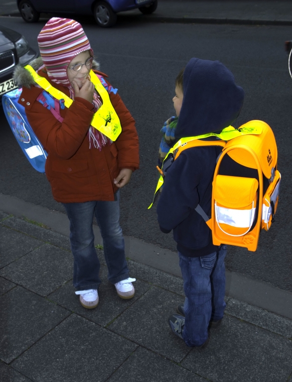 Helle Kleidung und Reflektroen erhöhen die Sicherheit von Kindern